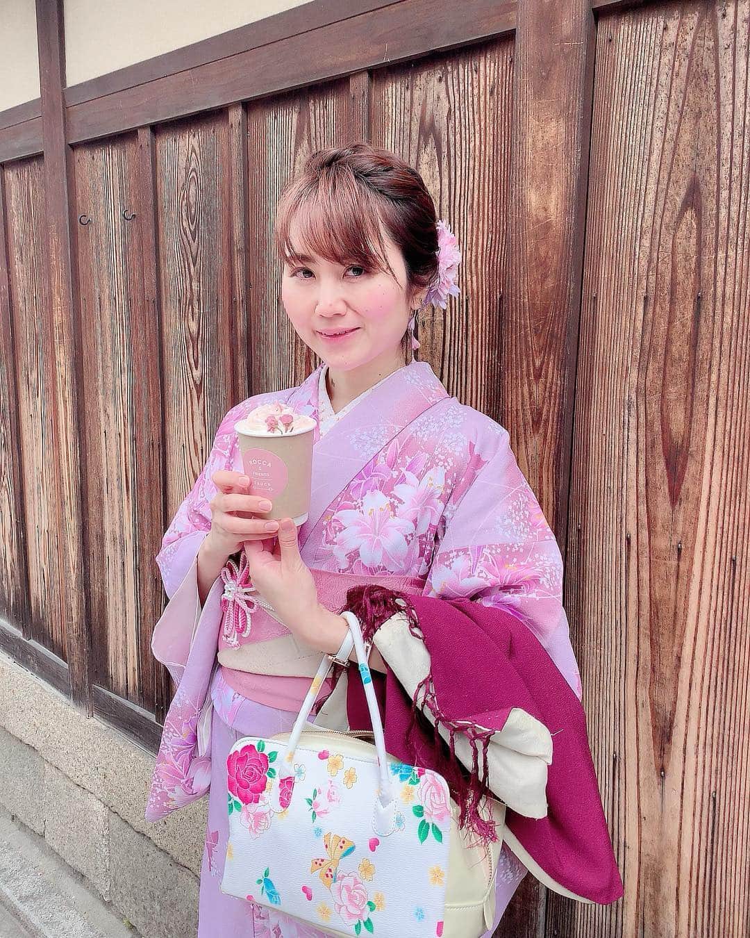 Miku Hirata 平田未来さんのインスタグラム写真 - (Miku Hirata 平田未来Instagram)「Visited Kyoto 👘the last time I cane here was .. ten years more?!💮 This time I could be a variety of experience including kimono 👘 coffees and Kitty 🐱 💓 * 京都といえば、 #八坂庚申堂 💓カラフルな #くくり猿 は大人気☺️💓 欲を我慢するという意味が込められているそうですが、私は煩悩だらけでお願い事は到底かなわないだろうな…🧐 * 寒い京都では、#roccaandfriendstruck (@rocca.truck )で 暖かいドリンクを飲みました🌸 #桜味大好き なので、クリームと甘酸っぱい #桜の花びら が好きになりました☺️💓 * 5枚目は、#京都嵐山 の、#和服キティ ちゃん💓寒いけどこちらにも癒されました😸💓 * #京都限定コーラボトル も、#桜デザイン で可愛すぎました☺️✨限定に弱いので、しっかりご当地キティもお土産に買いました💓 * * 淡路島から西明石に入ったところで、人の多さに驚きましたが、それだけ人気の京都。 古都ならではの文化や味をまた体験しに来たいです❣️ * #古都京都 #着物レンタル京都 #京都の旅  #子連れ京都 #子連れ旅行 #着物レンタル岡本 #レンタル着物岡本 #八坂の塔近く #ロッカアンドフレンズtruck #ロッカアンドフレンズトラック  #観光スポット巡り #可愛いスポット  #和服ヘア #和服コーデ #和服体验  #着物コーディネイト #着物コーデネート  #1歳ママ #3歳ママ #いいね返し #いいねした人全員フォローする」3月26日 22時08分 - miku.hirata