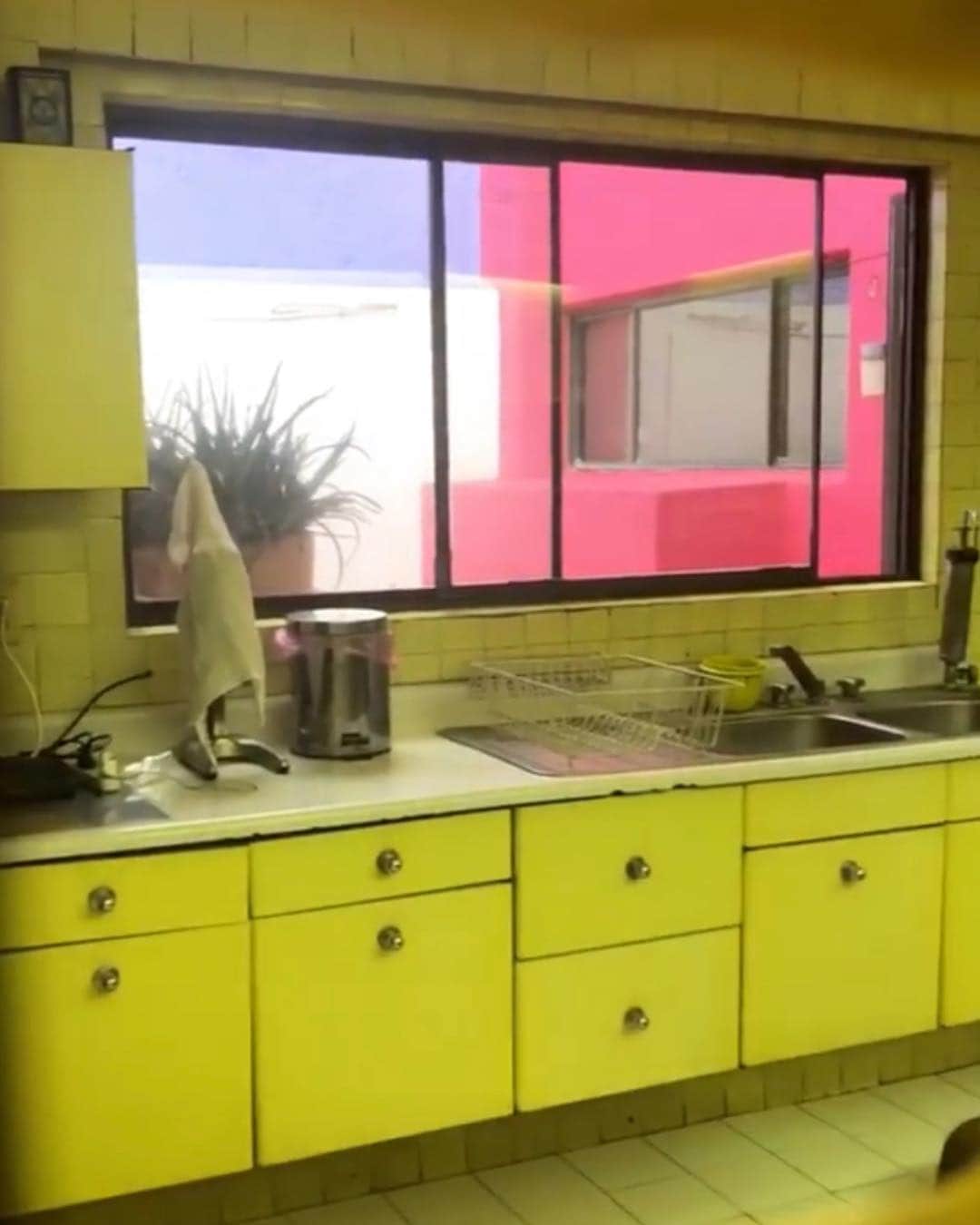 のインスタグラム：「Living in a Luis Barragán dream world #interiordesign」