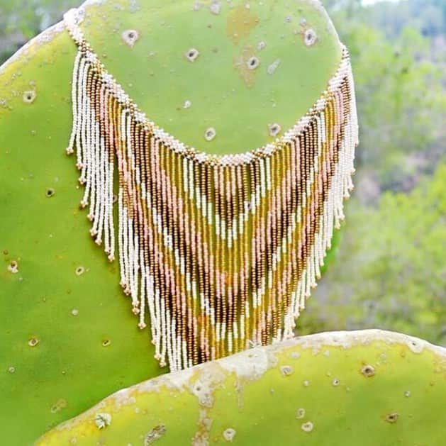 アズニさんのインスタグラム写真 - (アズニInstagram)「Shake your thang with our gorgeous Frida fantail necklace. Each bead lovingly and expertly hand sown. #beproud of what you wear. And remember, we are and have always been about jewellery that gives back.  #handcraftedjewelry #fashionthatgivesback #ethicalfashion #ethicaljewellery #ethicaljewelery #ethicallymade #ethnicstyle #festivaljewellery #ibizastyle @sukilov_」3月26日 22時00分 - azunilondon