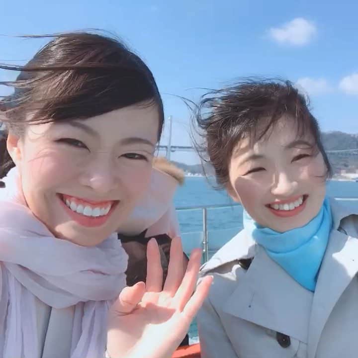紀伊さつきのインスタグラム：「#福岡旅 day2 15時には披露宴会場の#リーガロイヤルホテル小倉 へチェックインせねばならなかったのですが、それまでの時間何してすごそう？問題。 アドバイスをくれたのは、day1でお邪魔した#ます也 のお父さん、お母さん、お兄さんたち！ 「あんまり遠出できないなら、フェリーで５分で#山口県 ちゃ！」 ・ ・ 少し迷いましたが…再び#門司港 へ！(笑) そして#フェリー へ乗ること５分。 強風吹きすさぶ中、寒い寒いと連呼しつつ、#下関 #唐戸市場 へ！ そこかしこで、お寿司がバラ売り…😳✨ ちょっと贅沢して私が選んだのは、#ふぐ #くじら #アジ #サーモン #赤貝 #鯛 そして#ふぐの味噌汁 。幸せ💓 さらに#亀山八幡宮 #赤間神社 も✨素敵でした。 ・ 今度はフェリー、強風を回避した席へ。 風がない分穏やか…でも、揺れる揺れる(笑) せっかくなので#巌流島 へ向かうことにしました。 #武蔵 #小次郎 きのう流されるまま紙芝居#疾風巌流島 で聞いた現場にまさか翌日上陸してるなんて😂😂 見事な伏線回収です。 小さな島で、すぐにぐるりと一周。海がすぐそこってすごいなーーー。武蔵小次郎、戦ってました。 とっても満喫できました😊 あ！大好きなピーターラビットにも会えましたよ🐰 ・ ちなみに、門司港では「日本で唯一、#スタバ の#歴代ロゴ が飾られている」と前日のご飯屋さんで聞いていたので、せっかくだからこちらも行ってみました🙌 おおー！なかなか変わってるんですね。 ・ 充分満喫しましたが、このあと披露宴にちゃんと出席しましたよ！(笑)」