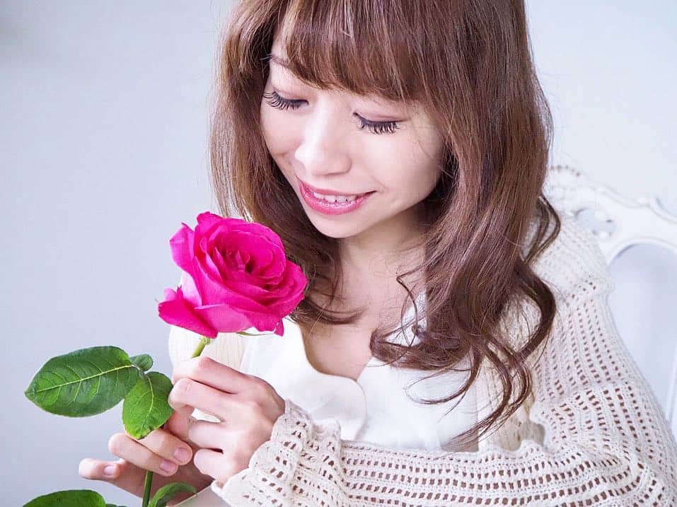 のインスタグラム：「✴︎ riceforce ambassador✨ . ご縁があり3ヶ月に渡り アンバサダーとして @riceforce を 使い続けできました☺💗 . お肌が綺麗だと毎日が楽しくなるし 撮影のときにメイクさんに お肌を褒められて嬉しかったり😉🌹 #ライン使い することで さらにしっとりもちもち✨✨ #保湿ケア がしっかりできたので 継続って大事だな〜👍 . プロフィールに公式HPを貼っているので 気になる方は見てみてください😉 ストーリーにもハイライト付けています🙌💓💫 . #ライスフォース #riceforce #PR #skincare #スキンケア #美肌ケア #美容好き #保湿 #基礎化粧品 #ライスフォースアンバサダー #美容好きな人と繋がりたい #スキンケア大好き #コスメレビュー #ディープモイスチュアローション #ディープモイスチュアエッセンス #ディープモイスチュアクリーム #トライアルキット #花のある幸せ時間」