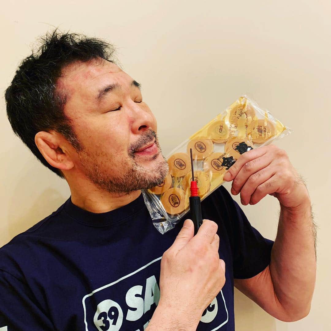 のインスタグラム：「. 【Akita Specialty】 . 秋田名物・金萬をバイオリン風で紹介します🙇‍♂️ . #sakuraba #秋田名物 #金萬 #饅頭」