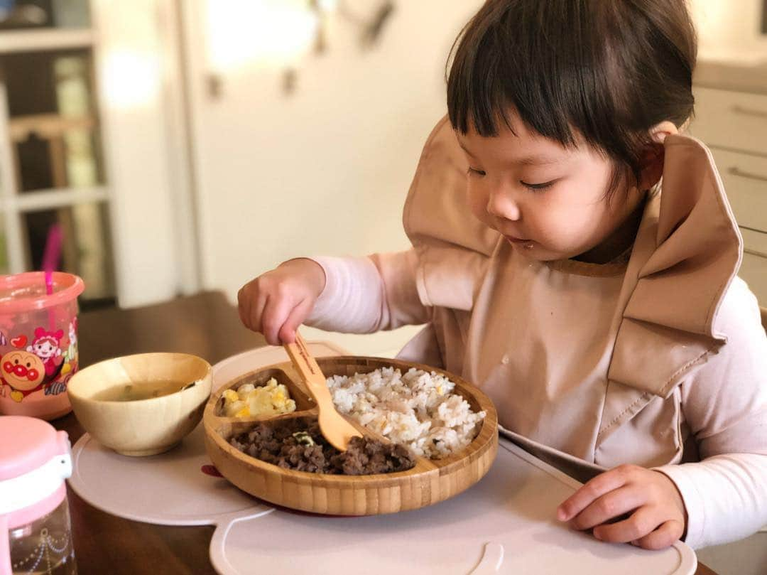 秋葉里枝さんのインスタグラム写真 - (秋葉里枝Instagram)「#어린이집낮잠성공 아주 즐거웠는지 집에 와서 아주 신났던 예나😆 어린이집 적응하려고 많은 에너지 쓰며견뎌줘서 고마워 ❤️ #保育園でのお昼寝成功  楽しかったのか、家でもずっとるんるんな咲那でした🤣 保育園慣れるのに、たくさんのパワー使ってくれた四週間。 ありがとう❤️ - #어린이집적응기 #慣らし保育 #육아스타그램 #絶讃育児中」3月26日 22時13分 - rie_akiba