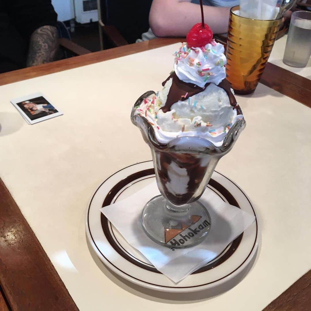 オクヒラテツコ（ぺこ）さんのインスタグラム写真 - (オクヒラテツコ（ぺこ）Instagram)「ここ最近いちばん食べたかったもの チョコレートサンデー🍒今日Hohokam行ったから、デザートに食べちゃった（どんどん甘いものすきになってる気がする。。。）」3月26日 22時15分 - pecotecooo