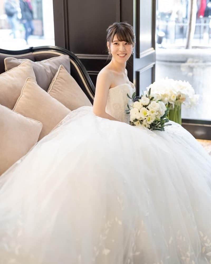 のインスタグラム：「* ウエディングドレス:03-20147 ドレスブランド: INES DI SANT ヘッドアクセサリー:05-8603 イヤリング:07-8754 * こちらのドレスは @juno_weddingdress のドレスです。 ----------------------------------------- <お問い合わせ> 💌@dresses_weddingdress へDM 📞 0120-791-249 ご試着予約やレンタル価格など、お気軽にお問い合わせください。 ----------------------------------------- . コーディネートのポイントや詳細は  @dresses_weddingdressホーム画面URLへ。 * その他ののドレスは#inesdisanto_dresses よりご覧いただけます。 * 素敵だと思ったら、写真をダブルタップ✨ * #ドレッシーズ#INESDISANTO_Dresses #福岡花嫁 #結婚準備 #結婚式準備 #プレ花嫁 #フォトウェディング #前撮り #ブライダルヘア  #花嫁ヘアメイク #福岡プレ花嫁 #プレ花嫁準備 #ハナコレストーリー #ウェディングレポ #dressy花嫁 #ロケーションフォト #ドレス試着  #ウェディングソムリエアンバサダー #ウェディングニュース #日本中のプレ花嫁さんと繋がりたい #花嫁準備 #ドレス試着 #ウェディングドレス試着」