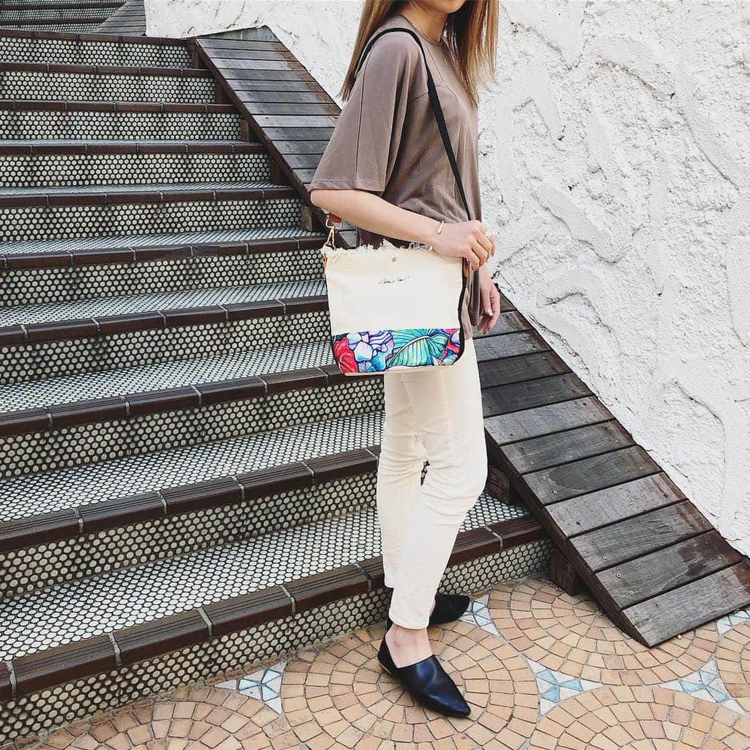 のインスタグラム：「🌺 再入荷した #2wayミニショルダー 😊✨ 🆕アートのご予約も #楽天 サイト先行で受付中で既に大人気💓 ・ しかも今予約するとポイントも10倍でかなりお得です😍💕 ・ ・ ぜひお見逃しなく💓 @laleia_official  @colleenwilcoxgallery_jp  #colleen#colleenwilcox#art#hawaii#aloha#surf#beach#fashion#laleia#ハワイ#フォトジェニック#インスタ映え#インスタ女子#アロハ#ビーチ#春#新作#海を感じる雑貨#ラレイア#ギフト#プレゼント#アート#ビーチガール#サーフスタイル#大人カジュアル#バッグ#ポシェット」