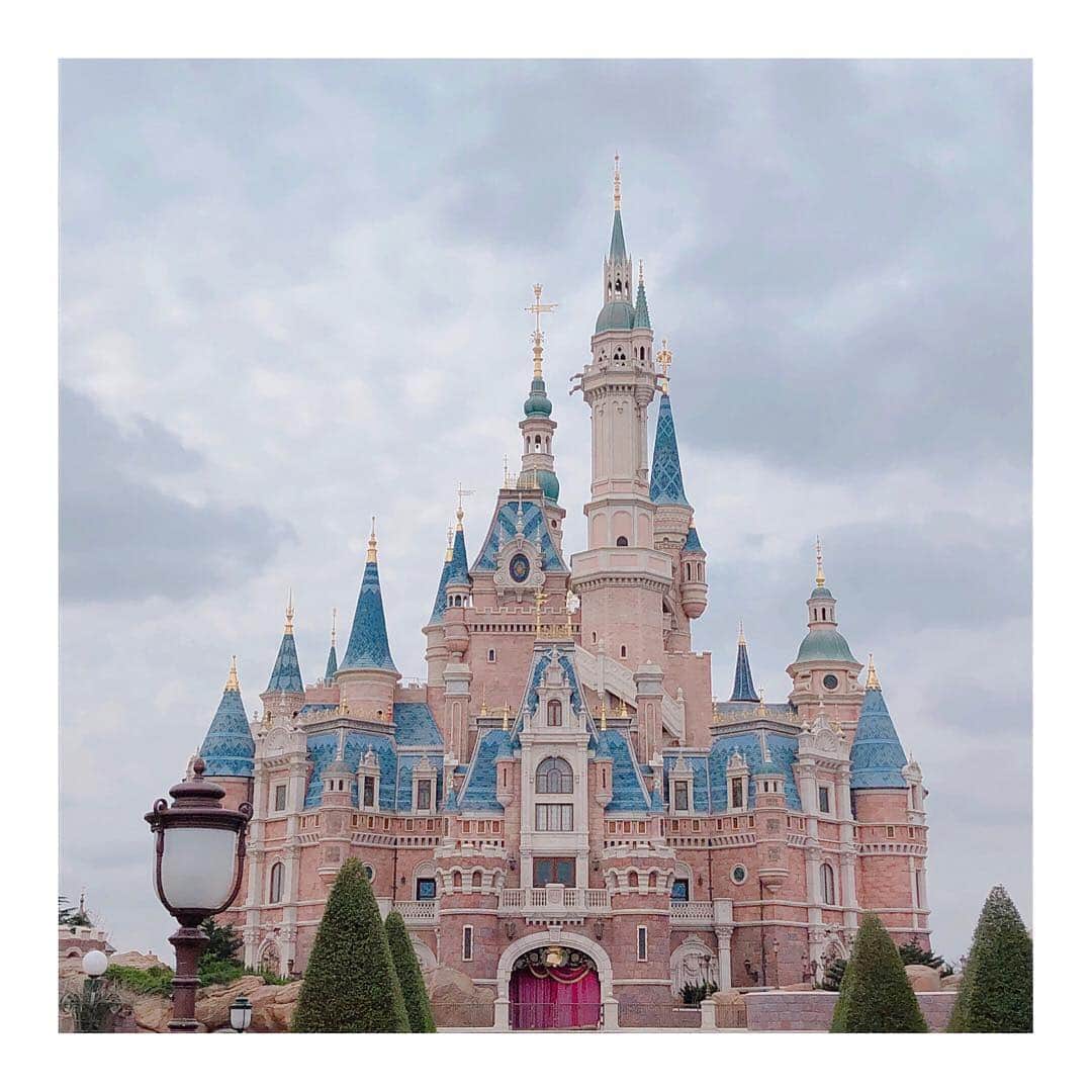高槻かなこさんのインスタグラム写真 - (高槻かなこInstagram)「. Shanghai Disneyland 🏰🇨🇳 . Enjoyしました 🥺❤️ . . カリブ🏴‍☠️ハニーハント🍯トロン🏍に乗れた！ . 言葉が通じなくても、ディズニーという世界で繋がれる🌠これが世界平和だ〜🙏🏻 . . #上海 #shanghai  #shanghaidisneyland #disney」3月26日 22時20分 - kanako.tktk