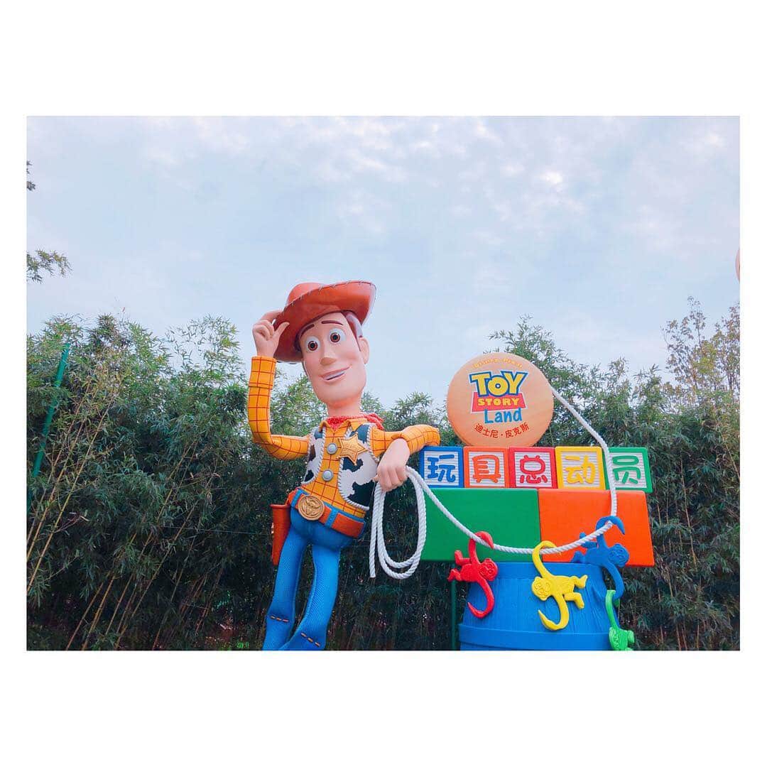 高槻かなこさんのインスタグラム写真 - (高槻かなこInstagram)「. Shanghai Disneyland 🏰🇨🇳 . Enjoyしました 🥺❤️ . . カリブ🏴‍☠️ハニーハント🍯トロン🏍に乗れた！ . 言葉が通じなくても、ディズニーという世界で繋がれる🌠これが世界平和だ〜🙏🏻 . . #上海 #shanghai  #shanghaidisneyland #disney」3月26日 22時20分 - kanako.tktk