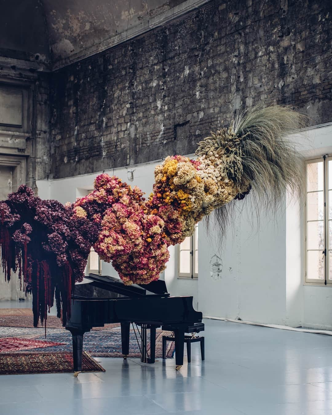 Our Food Storiesさんのインスタグラム写真 - (Our Food StoriesInstagram)「It was such a pleasure to style the  @hermes dinner together with our dear and talented friends @ruby_marylennox at the Grand Palais in Paris🌾✨#sauthermes #hermes ____ #gatheringslikethese #dinnertable #tabledecor #tabledecoration #momentslikethese #vogueliving #hermesdinner #ourfoodstories #diewocheaufinstagram #theweekoninstagram #flowercloud #flowerclouds #plantinstallation #marylennox #cntravelereats #foodstylist #foodphotographer #tablestyling #hermestableware」3月26日 22時22分 - _foodstories_