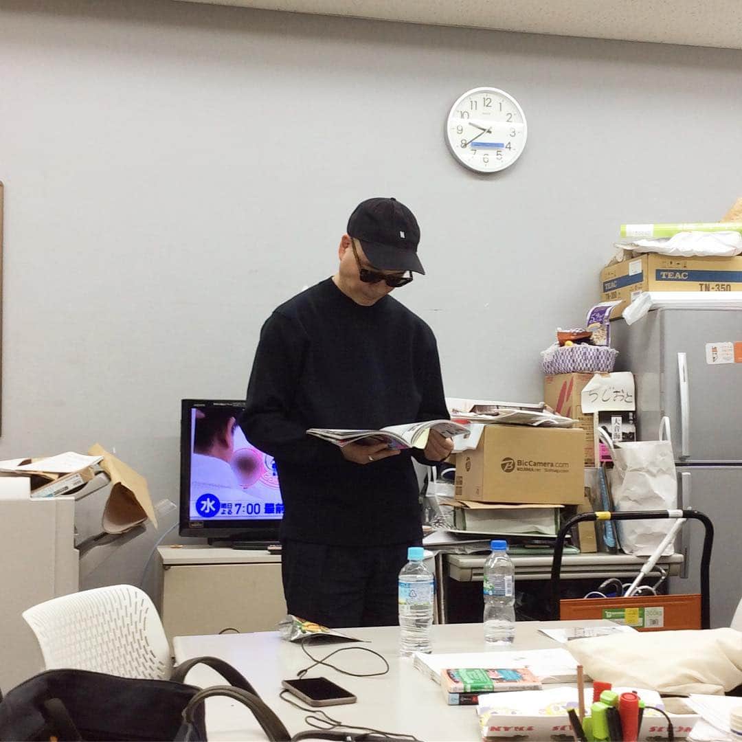のインスタグラム：「3.26 プレボーイを読む人 と tomoさんのカンペ。3月よ、さよなら！ しまお」