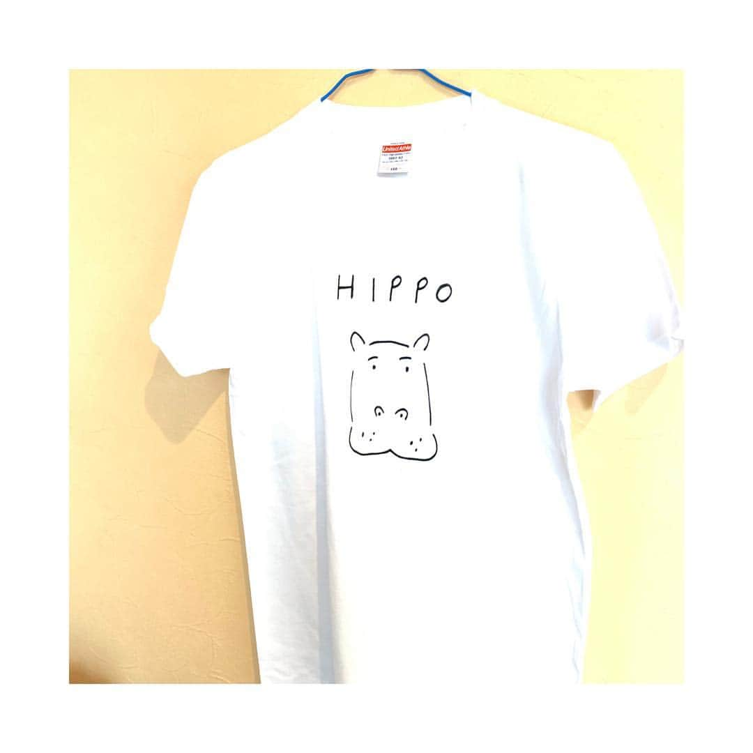 ハルペイさんのインスタグラム写真 - (ハルペイInstagram)「🌸 こんなTシャツを作っております。  #春休みになり #はかどらなあぁい #来週はクリエイターEXPO #どしよ . . 昔から追いつめられてくるとやらなきゃいけないことをなぜかとりあえず置き、逃避行動をしてしまうクセがあります。 . #急にピアノをひく #なぜか手の込んだご飯をつくる . #結果もっと追いつめられる . #harupei#doodle#draw#drawing#illustrator#illustration#japan#絵#雑貨#湘南#イラスト#イラストレーター#ゆるいイラスト#ゆるい#ゆるかわ #茅ヶ崎#クリエイターEXPO#クリエポ#デザイナーゾーン#カバグッズ  #カバ好き#tシャツデザイン」3月26日 22時33分 - harupeipei