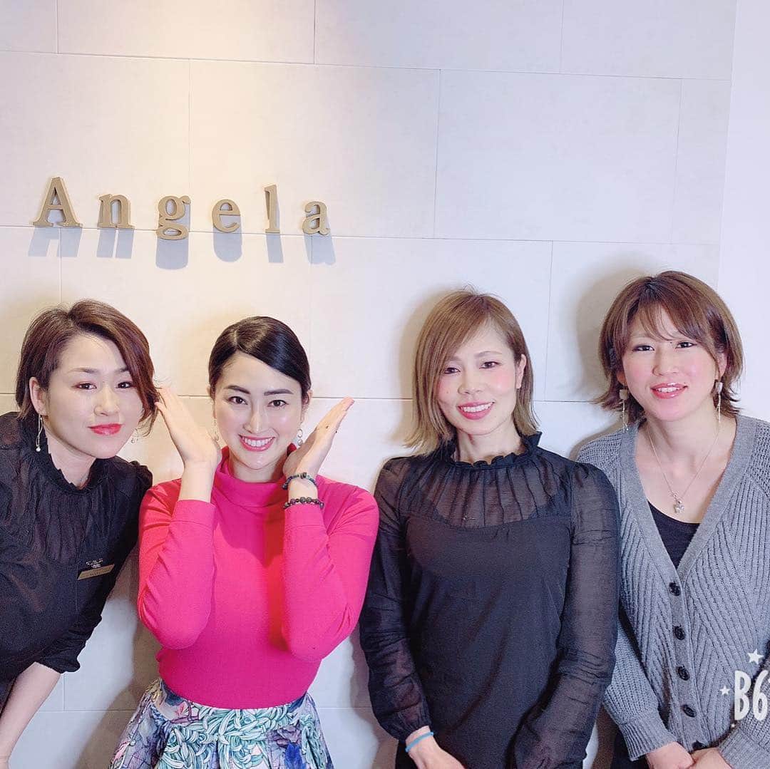 筒井菜月のインスタグラム：「毎月の目元のお手入れは 幡ヶ谷のまつげエクステサロン Angela さんで💕  とっても明るくてお話するだけで元気になる オーナーの真紀さんの神の手で毎月丁寧にケアして頂いています✨🤗✨ 真紀さんとの出会いは、株式会社松風様 主催の 講師向けの講演会でした。  その時に真紀さんが開発された #アイラインエクステ #カラーアイラインエクステ をして頂いて、自分の目の変化にすごく驚きました✨👀✨ #アイラインエクステ の #ビフォーアフター は次の投稿で載せたいと思います💕  すっぴんを晒す事になるので恥ずかしいですが、、、😖笑  より変化を分かって頂けると思います💕  お写真は真紀さんの長野のサロンの皆様とご一緒に✨皆様心も美しく、楽しい方々です✨🤗✨ 毎月私の鑑定を受けて頂いてるのですが、 逆にパワーを頂いてます💕  Angela は行くだけでパワースポットなので、#美 についてもっと綺麗になりたい✨と思う女子はお店で真紀さんに相談してみてくださいね❤️ #Angela #幡ヶ谷 #カラーアイラインエクステ #アイラインエクステ #マツエク #美 #メイク #ミスコン #ミスインターナショナル #技術 #missinternational #missjapan #ミスジャパン #開運道アドバイザー #占い #開運 #パワースポット #筒井菜月」