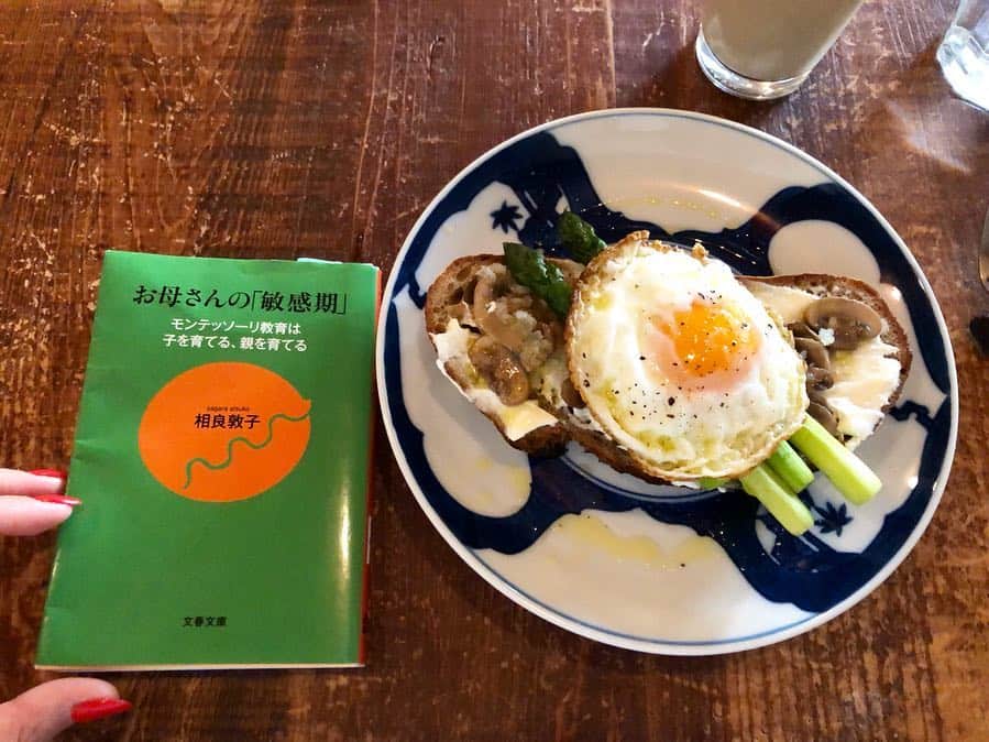 廣瀬規子さんのインスタグラム写真 - (廣瀬規子Instagram)「先日ストーリーでご紹介した本。 見逃してしまったので本のタイトルを教えて欲しいとのメッセージを頂きましたので改めてご紹介です😊 * 『お母さんの敏感期』 〜モンテッソーリ教育は子を育てる、親を育てる〜 相良敦子著 * モンテッソーリ教育については、以前より身近な先輩ママから色々と話を聞いていてとても興味を持ちました。 そして、娘をモンテッソーリ教育に熱心な学校に入れることにしました。その前に今一度理解しておきたいなぁと、たまたま目にとまった本だったのですが、読んだらとても良かった。 三つ子の魂百までとは言いますが、やはり3歳までの環境、接し方、教育。子供にとっては大切で、それは親にとっても凄く大切な時期なんだと言うこと。また、教育と言うより、親が子供をよく観察して、子供の自主性を重んじられるかがとても大切なキーワードになるのだということを改めて認識しました。 * つい、バタバタ時間に追われていると、親の都合で動いてしまうこともあったりで。。。 反省しつつ読みました。 普段の生活の中に活かせることが沢山書いてあります。 ご興味のある方は是非😌 * #良いものはシェア #モンテッソーリ教育 #お母さんの敏感期 #2歳 #女の子 #母も勉強中 #新米ママはずーっと新米 #本 #良書」3月26日 22時32分 - noriko_style