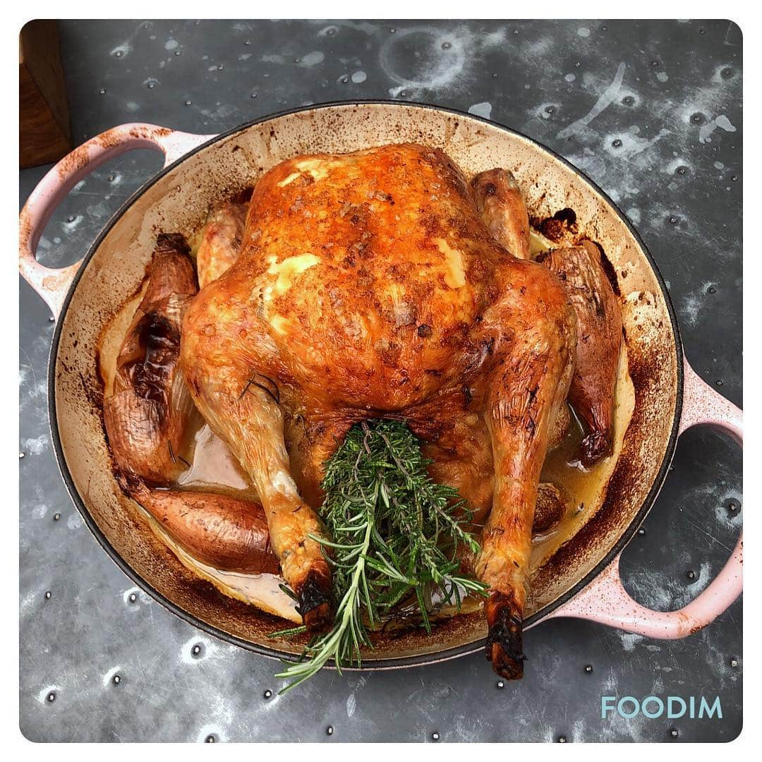 ナイジェラ・ローソンさんのインスタグラム写真 - (ナイジェラ・ローソンInstagram)「Roast chook (well, I was in Australia for a long time recently) for lunch. I’m afraid I must admit that I removed the herbs, burnt in the hot oven, with fresh at the end of cooking time, which is a bit fancy-fake I know, but can’t apologise too much as it gave me so much pleasure bringing it to the table. Plus, there’s plenty more rosemary and thyme in the garden.」3月26日 22時32分 - nigellalawson