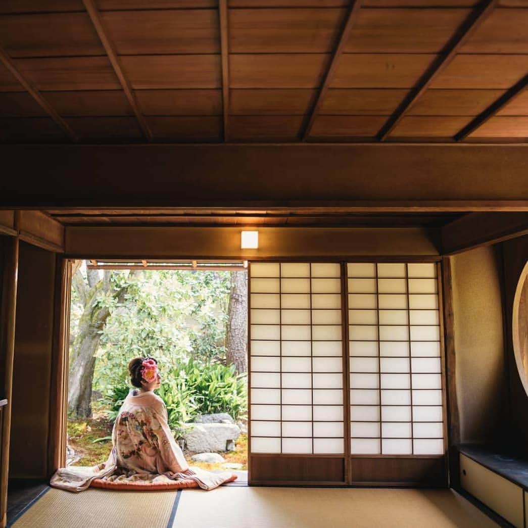 TAKAMI BRIDAL 神社和婚のインスタグラム：「【旧三井家下鴨別邸フォト】  重要文化財に指定されている貴重な日本家屋での 特別なフォトプラン。  大正14年に完成した 豪商・旧三井家の別邸である [旧三井家下鴨別邸]の 魅力をご紹介します！ ☆３つのおすすめポイント☆  ①重要文化財という歴史的建造物で行う特別な撮影体験。 ご家族の同伴も可能です。  ②茶室・庭園など 写真スポットが充実！ 雨の日でも濡れない 写真スポットが たくさんあるので どんな天気でも安心！  ③庭園の中には 愛の象徴である「夫婦椋」の木が 二人の撮影を見守っています。 〈フォトプラン〉 240,000円+税～ まずはご相談ください。 〈お問い合わせ〉  TAKAMI BRIDAL KYOTO  OPEN  10:00～19:00 火曜定休 (祝日除く)  Tel: 075-351-7722  Mail:  kyoto@takami-bridal.com ----------------------------------------------------------------------------------------------- #プレ花嫁#日本中のプレ花嫁さんと繋がりたい#結婚式 #和婚 #婚礼 #白無垢#色打掛#和装#KIMONO #フォトウェディング#写真撮り#前撮り#後撮り#フォト婚 #ロケーションフォト#ブライダルフォト #かつら#和装ヘア #タカミブライダル#TAKAMI BRIDAL#takami bridal #関西花嫁#京都花嫁 #和装人前式 #家族婚 #家族挙式」