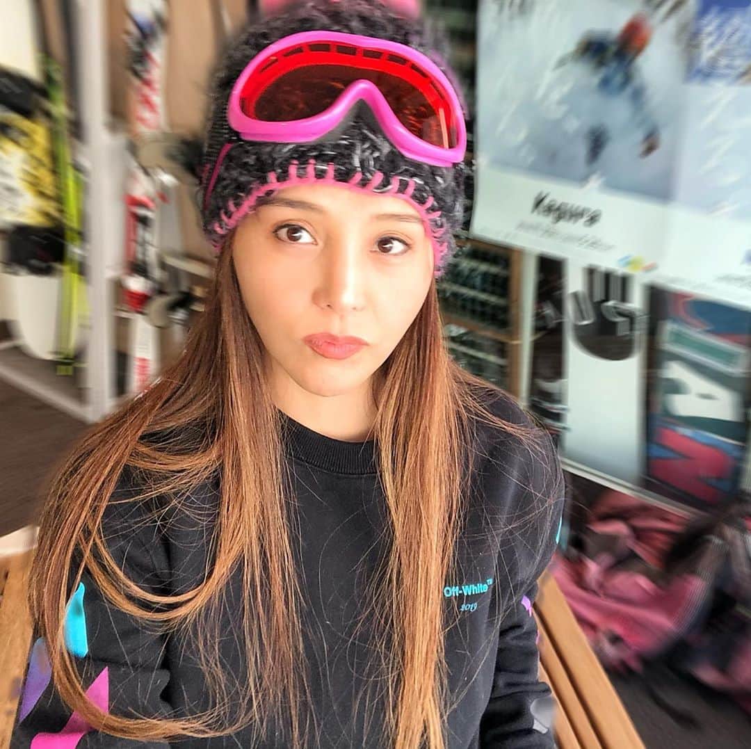 麻美さんのインスタグラム写真 - (麻美Instagram)「完全防備だったのに😅 日焼けしちゃったわ〜〜💦 ． #ski#snowboarding  #naeba #offwhite」3月26日 22時35分 - mami0s
