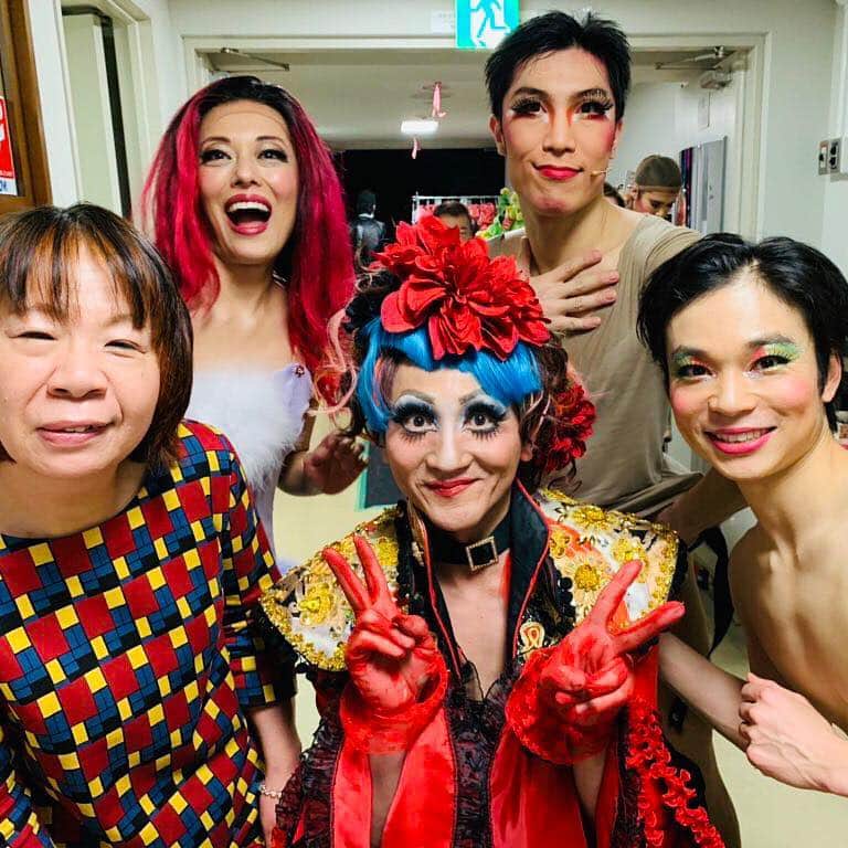 池田有希子のインスタグラム：「昨日のプリシラナイトに正装で御来場の我らが翻訳：エスムラルダ様と訳詞：及川眠子様ぁ！この作品、このお二人の才能無くしては成り立ちません。あの台詞を、あの歌詞を、オーストラリアを感じながらしっかり自分の言葉として発することが出来るのはお二人の仕事がとんでもなく素晴らしいからです！ #priscilla #musical #theaterlife」