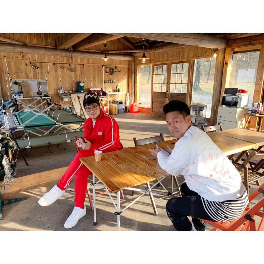 佐田正樹さんのインスタグラム写真 - (佐田正樹Instagram)「空気がうまい。 珈琲もうまい。  #bbq  #ログハウス #最高のロケーション #エアビー #エアビー旅行 #エアビーロケ第2弾 #airbnb #thanksairbnb  いきなりの丸太投げ大会。 からの #五右衛門風呂 #歯が綺麗なチンパンジー」3月26日 22時38分 - satakisama