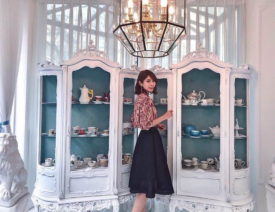 Yuika Matsuさんのインスタグラム写真 - (Yuika MatsuInstagram)「. . @boudoircoffeehouse ☕︎💙 . . 食器棚から ティーカップを選べて メニュー表も  ふわふわのファーになってて もう全部が素敵✨ . . 女の子は 絶対好きな空間で 幸せでした 💐 . . . . . tops @prada  skirt @lefua.closet . . . . #韓国 #韓国旅行 #韓国カフェ  #boudoircoffeehouse  #versace  #カフェ #ソウルカフェ #korea #soul #ソウル旅行 . . . #ユイカノレディスタグラム」3月26日 22時38分 - yuika00802
