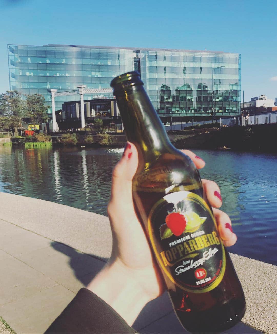 フィン・ポンペルモさんのインスタグラム写真 - (フィン・ポンペルモInstagram)「Was reunited with @seankylehardy and the weather was actually nice so we drank outside  日本のシェアハウスに一緒に住んでた友達がロンドンに遊びに来た！天気が良かったから外で呑んだw」3月26日 22時41分 - signorpompelmo