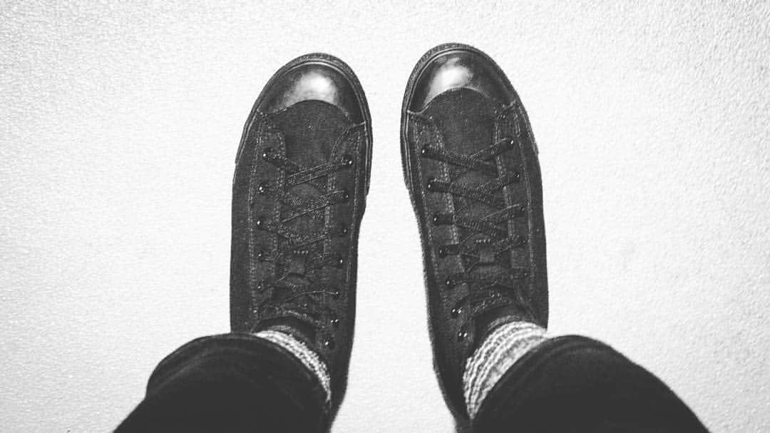 ハンサムクロジのインスタグラム：「無印のハイカット買いました。﻿ 見た目かわいいし、安いし、撥水するらしいし、疲れにくいらしいということで購入。﻿ もともとハイカット好きでコンバースのやつよく履いてました。これで再確認。やっぱハイカット良いです🤤﻿ ﻿ 靴紐はセリアのゴムのやつに変えて脱ぎ履きしやすくしました。なにかあってもすぐ履いてダッシュで逃げれます🏃‍♂️💨﻿ ﻿ #無印良品 #ハイカットスニーカー #黒 #スニーカー #靴 #セリア #靴紐」