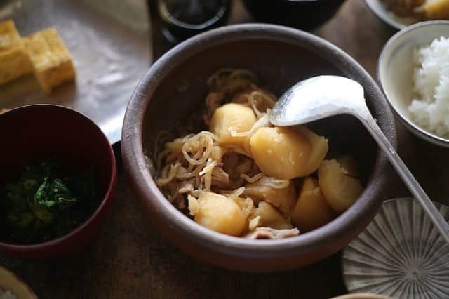 職人.comさんのインスタグラム写真 - (職人.comInstagram)「#一陽窯 の #備前焼 #すり鉢 は、#器 としての登場機会のほうが多いです。独特の #愛らしい形状 が何を盛っても美味しそうに見せてくれます。ずっと前から #麻婆豆腐 はこちら一択です。@shokunincom  #職人ドットコム #京都市 #手仕事 #暮らしの道具 #そうだ京都行こう #暮らしを楽しむ #京都旅行 #京都巡り #京都観光 #京都散策 #京都散歩 #モノづくり #ものづくり #工芸品 #民芸 #民藝 #民芸品 #手工芸 #備前焼き #伝統工芸 #伝統工芸品 #びぜん #びぜんやき」3月26日 23時00分 - shokunincom