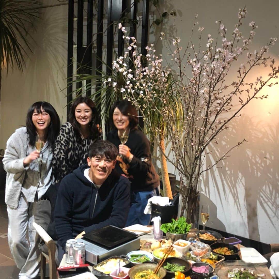 のインスタグラム：「恒例の松井邸でのお花見🌸 花粉症のひどい美緒ちゃん提案のお家花見☺︎🌸 今から行くねー的な感じでいつもピンポンしてますが 今日も美味しい美緒飯をいただきながら ワイワイと楽しい時間でした☺︎🥂 美緒ちゃん パジャマ姿ですが 笑 まっちゃん 美緒ちゃん おじゃましました☺︎ いつもありがとう❤︎ #friends #お花見 #mio🍳cook #yummy #happy #love」