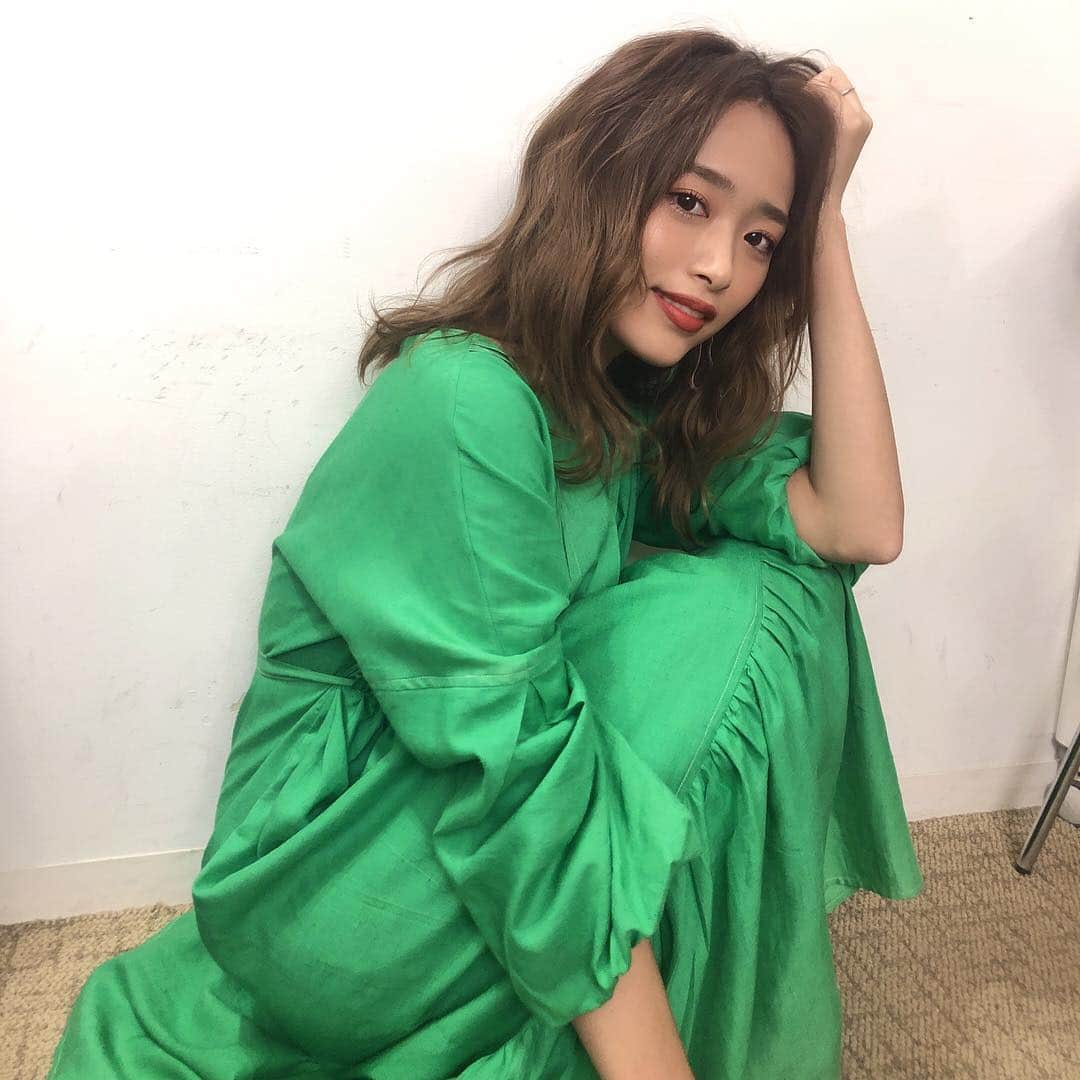 近藤千尋のインスタグラム：「センターわけも出来る前髪なんです️😍 生放送ありがとうございました❤️ 四年前よく通っていたスタジオで 懐かしい気持ちでした🥺 #モノクラーベ  #スカパー  明日も素敵な1日に。。。❤️」