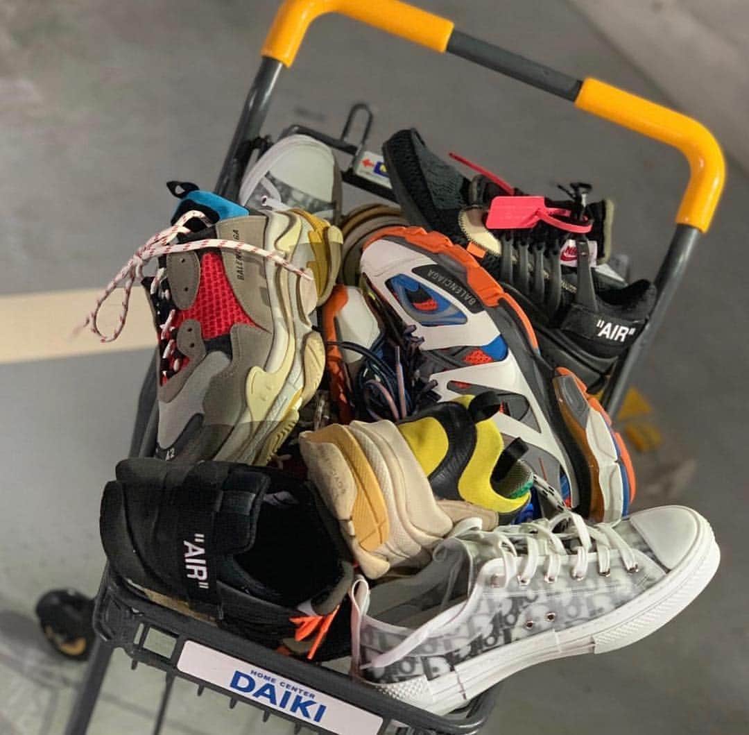 STREAKのインスタグラム：「. #streak_gallery .  @h_y_t_o09 さんの#nike#offwhite#balenciaga#diorを1取り入れた1枚📷✨ フォロワー限定リポスト企画 "ストリークギャラリー" あなたのお気に入りコーデをご紹介させていただきます📸 ・ 参加方法はかんたん2ステップ ---------------------------------- 1.@streak_official をフォロー 2.#streak_gallery のハッシュタグをつけてお気に入りコーデを投稿 ---------------------------------- ・ #supreme#yeezy#apparel#ootd#nike#LA#assc#424#vlone#antisocialsocialclub#streak#ストリーク#ストリートファッション#ロサンゼルス#コラボ#ストリート女子#ストリート男子#シュプリーム女子#海外ファッション#足元倶楽部」