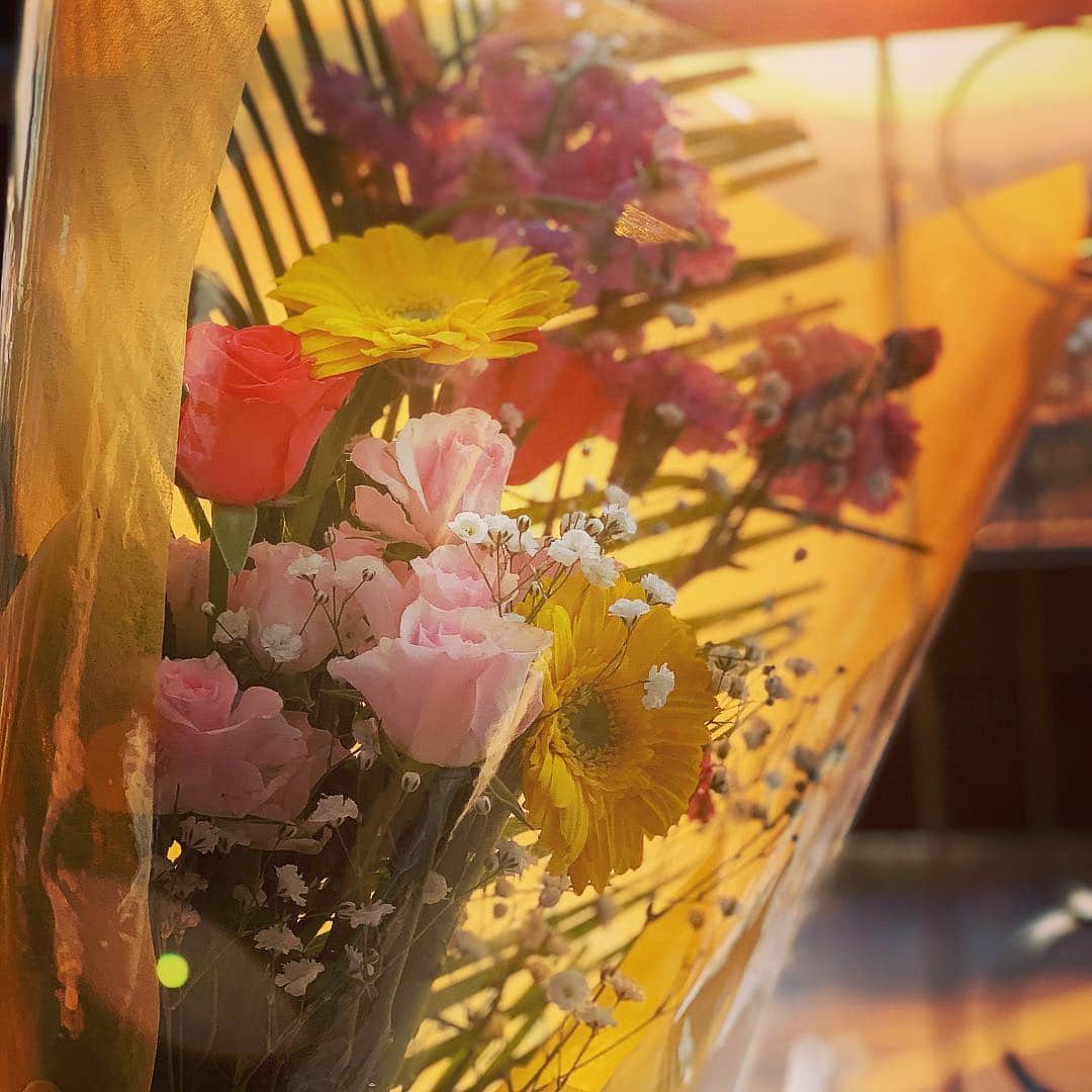 YOICHIのインスタグラム：「#花束 #いただいた #嬉しい #花屋が儲かる時代になればいいな #flower #anniversary #congratulations」