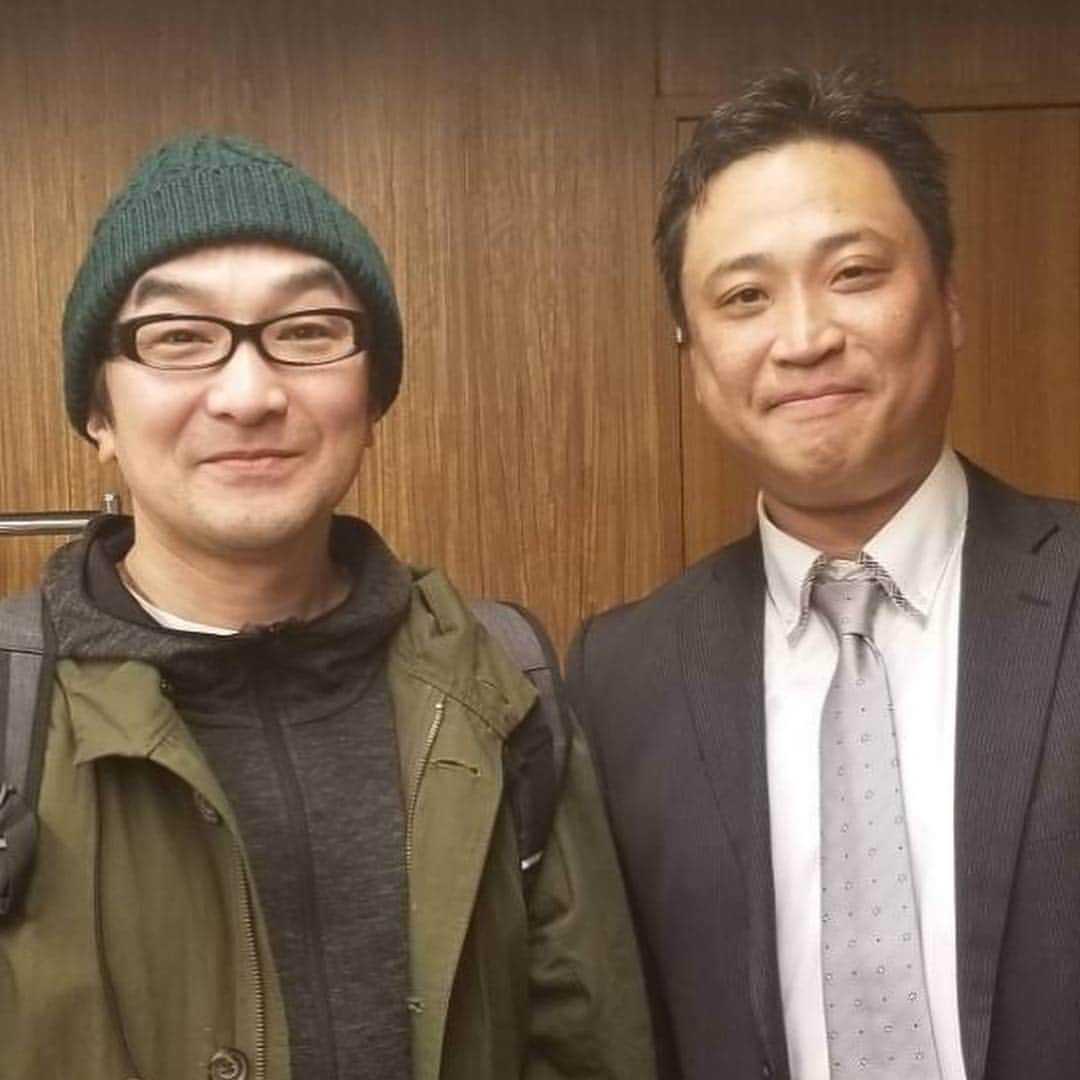 池田鉄洋さんのインスタグラム写真 - (池田鉄洋Instagram)「映画『マエストロ！』で大変お世話になったコントラバス奏者の鷲見さんに誘われて、コントラバスだけのコンテスト（第一回！）へ。映画でご指導くださった高山先生とも再開して、私、こんなご満悦顔に。って、こんな顔のおばちゃん、よくいるね！  で、コンテストは、もう、最高。11時から19時までずーっコントラバス。コントラバスが主役。ピアノ脇役。重低音の魅力。そして、コントラバスを選んだ子供達の味のあるキャラクターがもう、最高。かなり上手い。コントラバス……いいわあ。 ずーっと楽しかった。またやって欲しい！ けど、開催するの大変なんだって。今回もクラウドファウンディングでなんとか開催出来たんだって。鷲見さん、応援してますっ！ #中学生高校生の為のコントラバスソロコンテスト」3月26日 22時59分 - ikedatetsuhiro