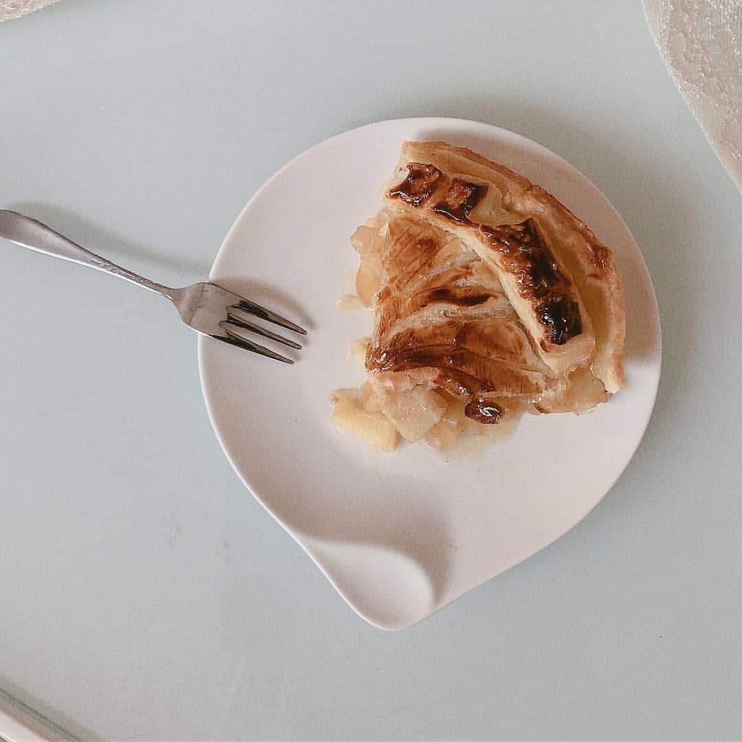 のインスタグラム：「お母さん宅で久しぶりに焼いたアップルパイ🥧⠀ ⠀ 型がなく、アルミで焼いたらやはり難しいですね〜〜⠀ ⠀ #みらいきっちん⠀  #ままちゃんリクエストご飯」