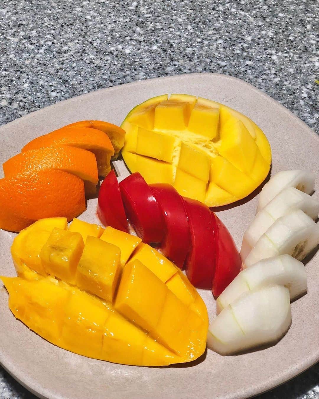 Choi Somiさんのインスタグラム写真 - (Choi SomiInstagram)「⠀⠀⠀⠀⠀ #소미언니식탁🍴 ⠀⠀⠀⠀⠀ 음식 다 너무 맛있고 행복했음 열심히 일하고 맛있는 거 먹고 후회하지 않을 정도로 놀고 좋은 인연과 함께 하는 것 인생이 뭐 별거 있을까  그리고 엄마와의 수다 타임엔 항상 웃음과 눈물이 마르지 않지 아직도 소녀야 울 김여사💚 가족에게 잘합시다 :-)」3月26日 23時09分 - cxxsomi