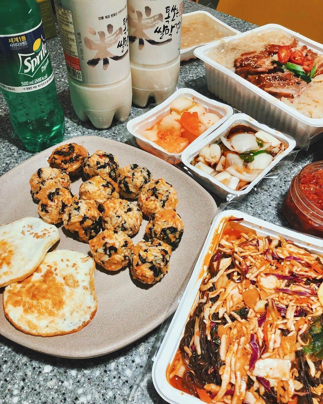 Choi Somiさんのインスタグラム写真 - (Choi SomiInstagram)「⠀⠀⠀⠀⠀ #소미언니식탁🍴 ⠀⠀⠀⠀⠀ 음식 다 너무 맛있고 행복했음 열심히 일하고 맛있는 거 먹고 후회하지 않을 정도로 놀고 좋은 인연과 함께 하는 것 인생이 뭐 별거 있을까  그리고 엄마와의 수다 타임엔 항상 웃음과 눈물이 마르지 않지 아직도 소녀야 울 김여사💚 가족에게 잘합시다 :-)」3月26日 23時09分 - cxxsomi