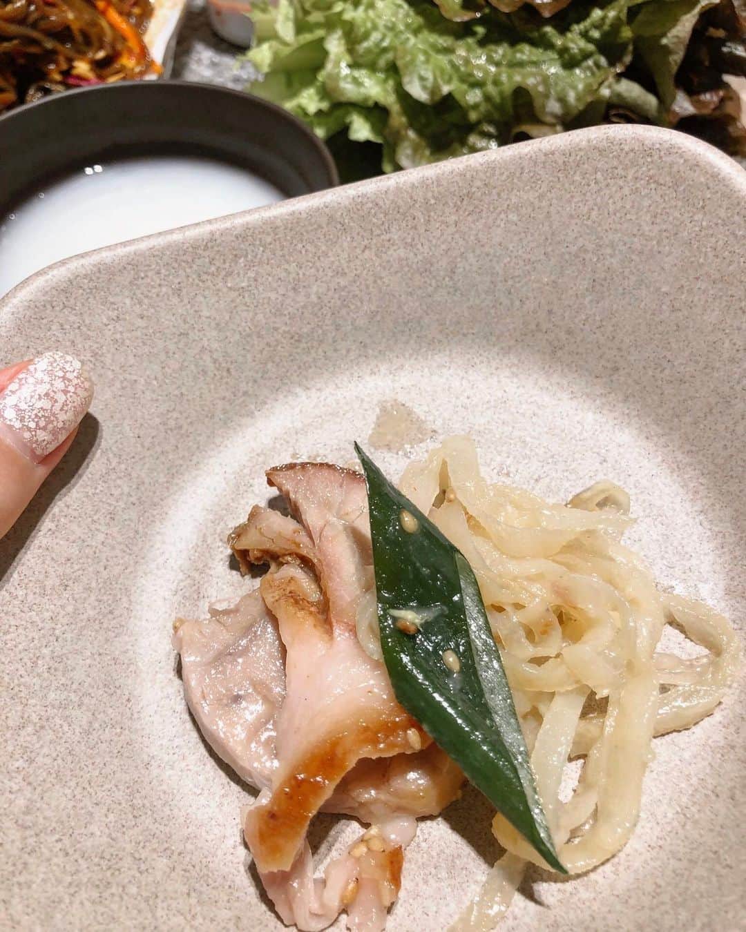 Choi Somiさんのインスタグラム写真 - (Choi SomiInstagram)「⠀⠀⠀⠀⠀ #소미언니식탁🍴 ⠀⠀⠀⠀⠀ 음식 다 너무 맛있고 행복했음 열심히 일하고 맛있는 거 먹고 후회하지 않을 정도로 놀고 좋은 인연과 함께 하는 것 인생이 뭐 별거 있을까  그리고 엄마와의 수다 타임엔 항상 웃음과 눈물이 마르지 않지 아직도 소녀야 울 김여사💚 가족에게 잘합시다 :-)」3月26日 23時09分 - cxxsomi