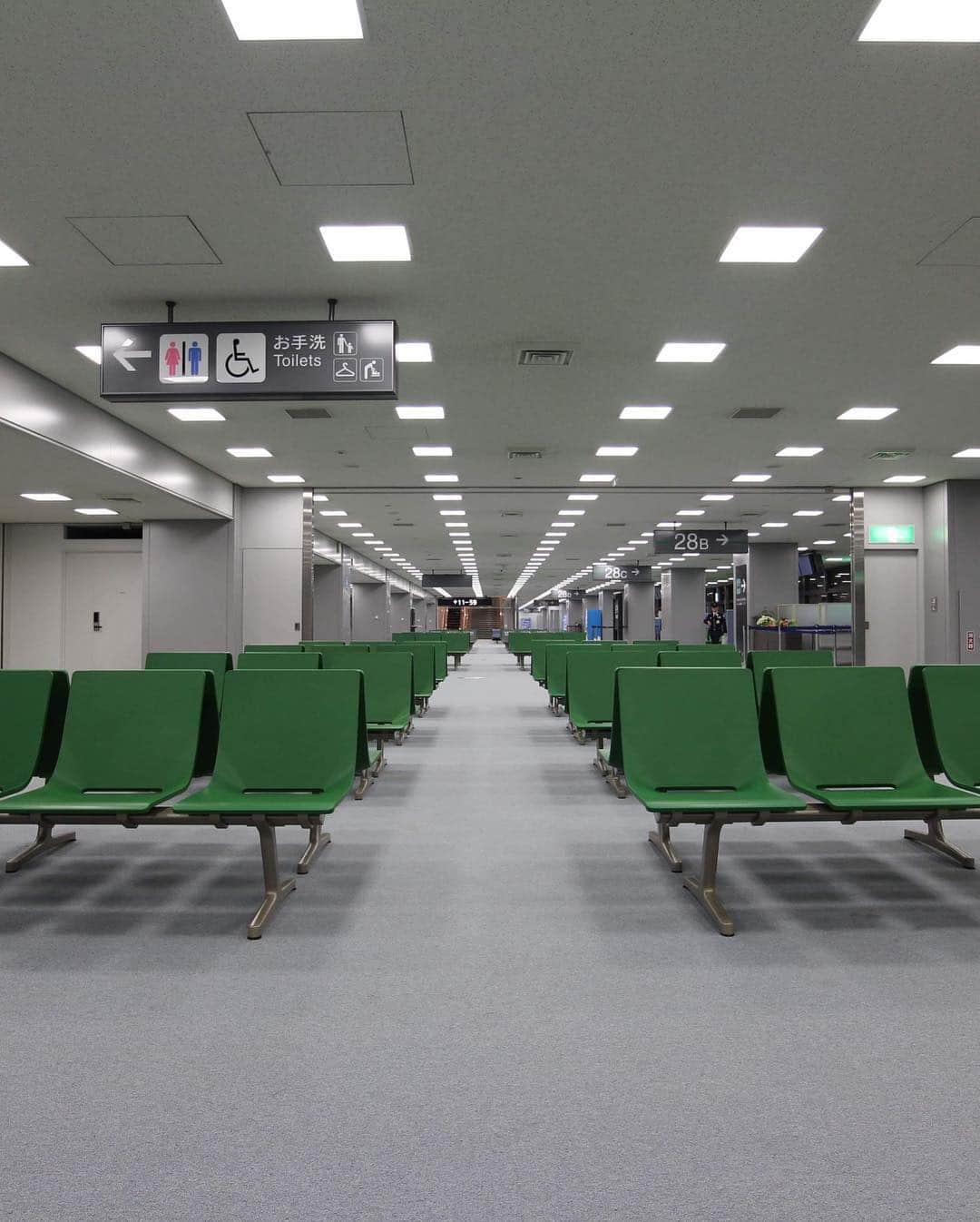 Poltrona Frauさんのインスタグラム写真 - (Poltrona FrauInstagram)「From today until Thursday March 28, Poltrona Frau is participating to Passenger Terminal Expo 2019, the international fair dedicated to the airport sector. For the occasion, discover the project of the Narita Airport in Japan by Poltrona Frau and the Aetos fixed seating system designed by Austrian architecture firm Eoos. – #PoltronaFrau #PTELondon #Eoos #NaritaAirport」3月26日 23時02分 - poltronafrauofficial