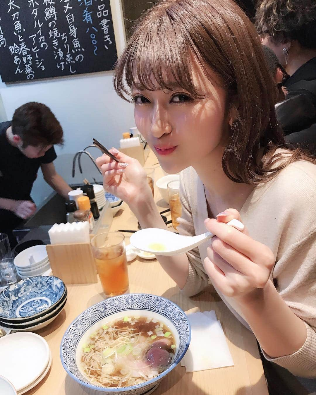 新部宏美さんのインスタグラム写真 - (新部宏美Instagram)「🍜🍥🍜🍥🍜🍥🍜🍥🍜🍥🍜 * 御茶ノ水にある#初代葱虎 のレセプションにいってきたよ💖 醤油ラーメンをいただいたんだけど、旨味たっぷりスープに細ストレート麺がばっちり合う😍💮美味しすぎてスープまで飲み干してしまった🤣 * 山形で栽培されてる虎ちゃん葱を使ってるんだけど、ラーメンだけじゃなくて一品も美味しくて、夜は立ち飲みスタイルで営業してるみたい😍🍺 今回たべれなかった餃子と肉まんと塩ラーメンを早くまた食べに行きたい🥟🐷❣️❣️ * * * #ラーメン#ラーメン好き#醤油ラーメン#葱#虎ちゃん葱#薬味芸人#ねぎラー#餃子#御茶ノ水グルメ」3月26日 23時02分 - piromin_1202