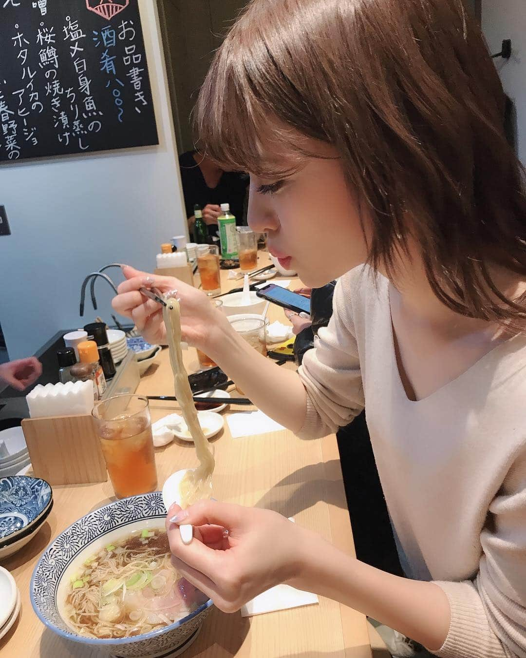 新部宏美さんのインスタグラム写真 - (新部宏美Instagram)「🍜🍥🍜🍥🍜🍥🍜🍥🍜🍥🍜 * 御茶ノ水にある#初代葱虎 のレセプションにいってきたよ💖 醤油ラーメンをいただいたんだけど、旨味たっぷりスープに細ストレート麺がばっちり合う😍💮美味しすぎてスープまで飲み干してしまった🤣 * 山形で栽培されてる虎ちゃん葱を使ってるんだけど、ラーメンだけじゃなくて一品も美味しくて、夜は立ち飲みスタイルで営業してるみたい😍🍺 今回たべれなかった餃子と肉まんと塩ラーメンを早くまた食べに行きたい🥟🐷❣️❣️ * * * #ラーメン#ラーメン好き#醤油ラーメン#葱#虎ちゃん葱#薬味芸人#ねぎラー#餃子#御茶ノ水グルメ」3月26日 23時02分 - piromin_1202