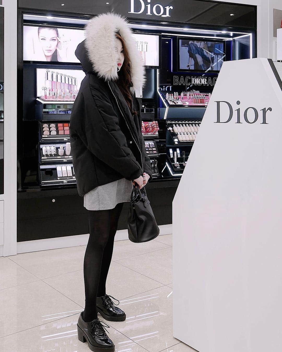 のインスタグラム：「コスメ物色中の様子💄←怪しすぎ ﻿﻿ ちなみにどこのショップかというと ﻿﻿ #ダイバーシティ東京プラザ に入っている ﻿﻿ ラグジュアリーコスメセレクトショップの﻿﻿ #NARCIS というお店です👐﻿﻿ ﻿ ﻿ ﻿ #デパコス 沢山取り扱っていて最強すぎた🥺✊💗﻿ ﻿ 一応取り扱いブランドさんも載せておきます📝 ﻿﻿ @makeupaddictioncosmetics ﻿ @bareminerals_jp @bobbibrownjapan ﻿ @clarinsjp @clarinsofficial @cliniquejp﻿ @clinique @dior @diormakeup @esteelauder @kobako_official @lancomeofficial @lauramercier﻿ @lunasolofficial @narsissist @narsobsession ﻿ @shiseido @shiseido_corp﻿ @shuuemura @tomford @tomfordbeauty ﻿ @yvessantlaurent.america﻿ @narcis.jp ﻿ ﻿ ﻿ NARCISのお買物でTポイントも貯まって 更に﻿3/31までポイント10倍らしい！すごいお得！﻿﻿ ﻿ ﻿ これだけの #コスメブランド さんを一気見出来て ﻿﻿ おまけにテスターで試せるのはとても有り難い！！﻿﻿ 時間を気にせず #コスメ がじっくり見られて ﻿﻿ すごく有意義な買い物が出来ると思いました🙌 ﻿﻿ ﻿」