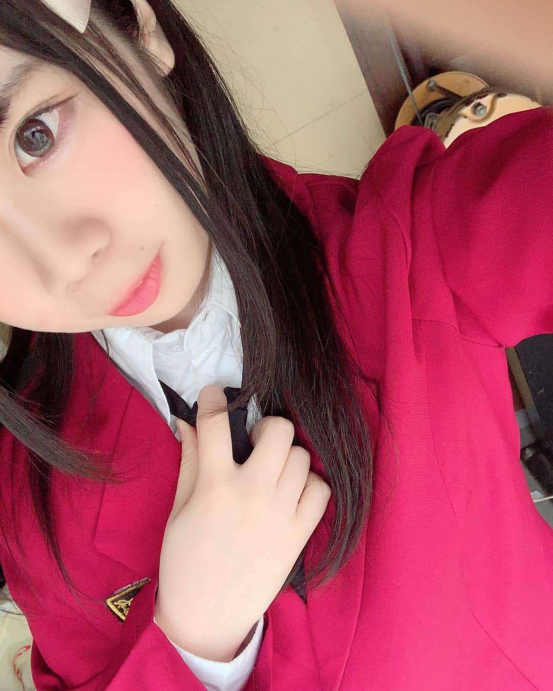 海月咲希のインスタグラム：「ネクタイを締める仕草が個人的に好き。 #スラガ衣装 #懐かしの赤制服 #ネクタイ #ネクタイっていいよね〜 #実際ネクタイ結べない」