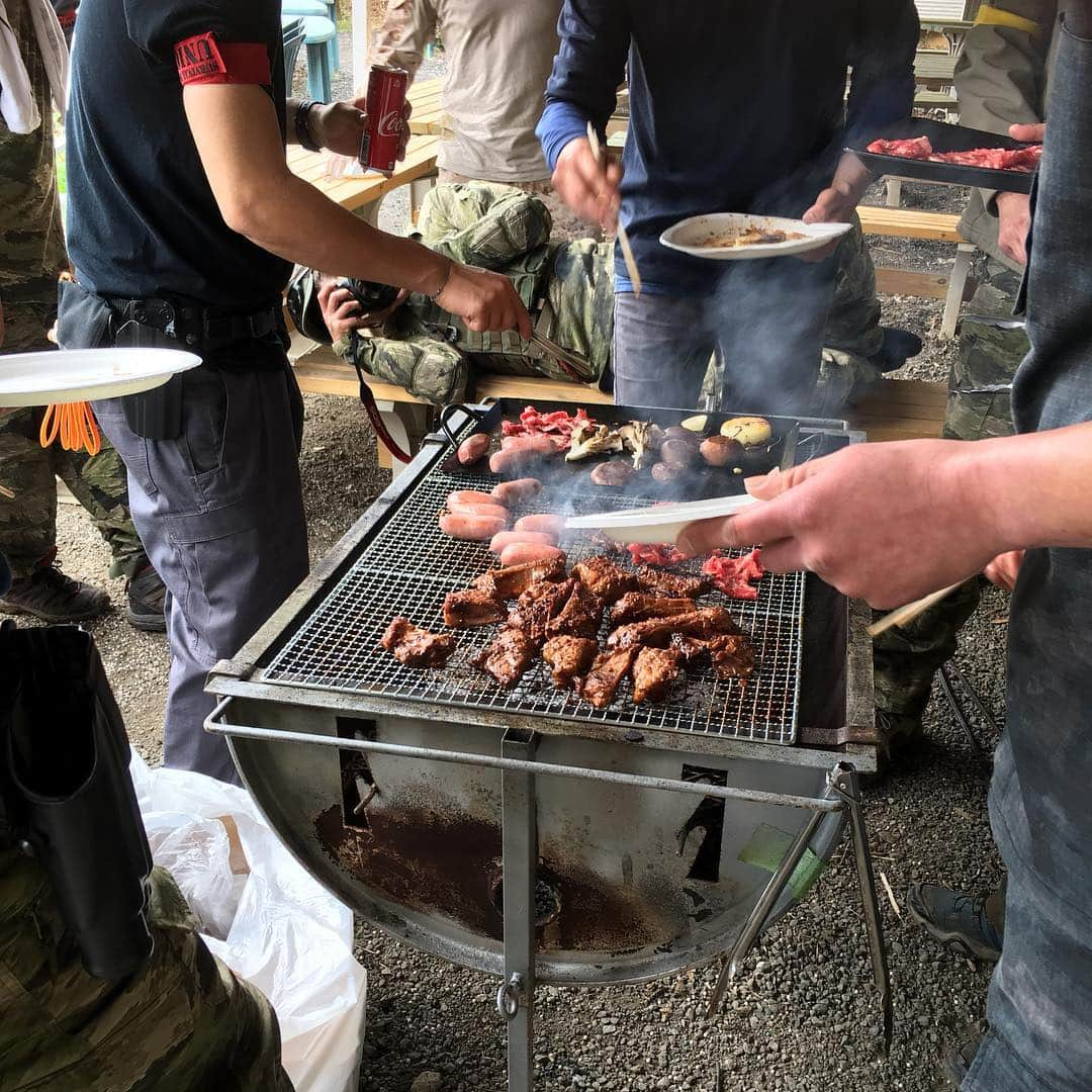 なべやかんさんのインスタグラム写真 - (なべやかんInstagram)「なべやかんサバゲー交流会 お昼はバーベキュー。 おいおい教の教祖、バケモノも参加しました。  #サバゲー #デザートユニオン  #なべやかん」3月26日 23時04分 - yakan_nabe