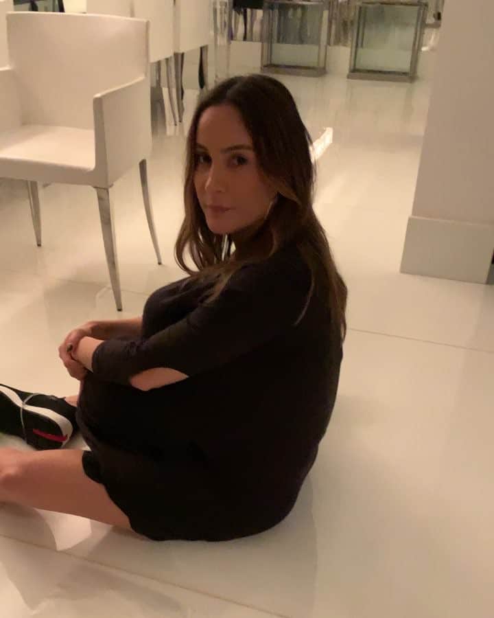 Claudia Leitteのインスタグラム：「O PARTO: Assistam até o final para verem o momento exato do nascimento de MACUNAIMARA, uma Bela e pacata menina, que se tornou O AMOR DO FORRÓ!  Direção de Davi Spielberg. Gravado ontem à noite, sucesso instantâneo de bilheteria no grupo da família. Ps. O bebê cantou SHALLOW, de Lady Gaga, porém não captamos este momento. Adeus!」