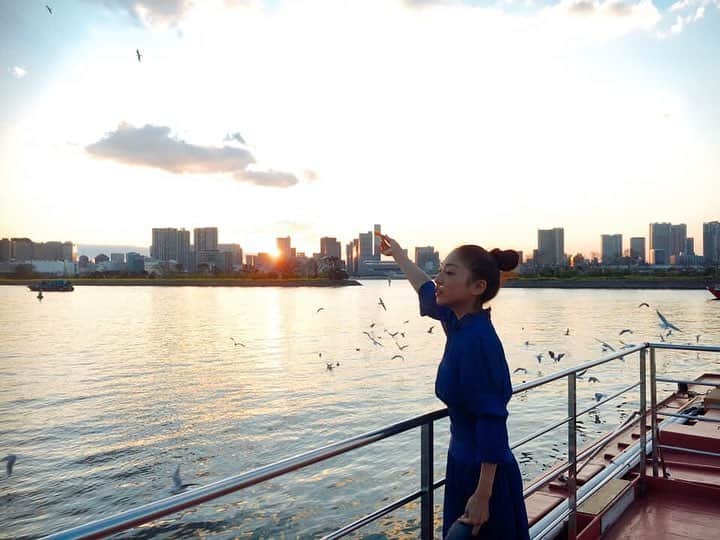 のインスタグラム：「屋形船VOL.2 デッキにてカモメさんに餌をあげるのに必死な大人！この光景がまじみんな無邪気でよかった！ いつまでたってもみんな子供です笑 @ami_nakagawa_  #中川愛海 #お花見 #一日一回カンパイ #屋形船 #屋形船三河屋 #かもめが飛んだ #無邪気 #大人子供」