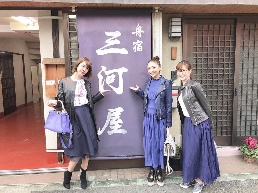 のインスタグラム：「屋形船VOL.1 今年も行ってきました！ 「そうだ！屋形船に乗ろう！」第2回！恵比寿メンバーで行って来ました！昨年は和家、くるりのお客様や仲間メンバーだけでしたが今年は恵比寿メンバーがさらに加わり…和家、くるり、gRay、スワン、おやっとさぁ、クルル、nikko2、代官山kyogoとお客様メンバー！いやー、キャラがみんな濃すぎてやばかった！美央ママとゆみちゃん、私はコーデが被っていて三河屋さんともお揃い♡ ワイワイ楽しくスタートしましたー @ami_nakagawa_ @ami_nakagawa_amyuran @yumi_pinchel @mio.gray  #中川愛海 #お花見 #一日一回カンパイ #屋形船 #三河屋 #屋形船三河屋」