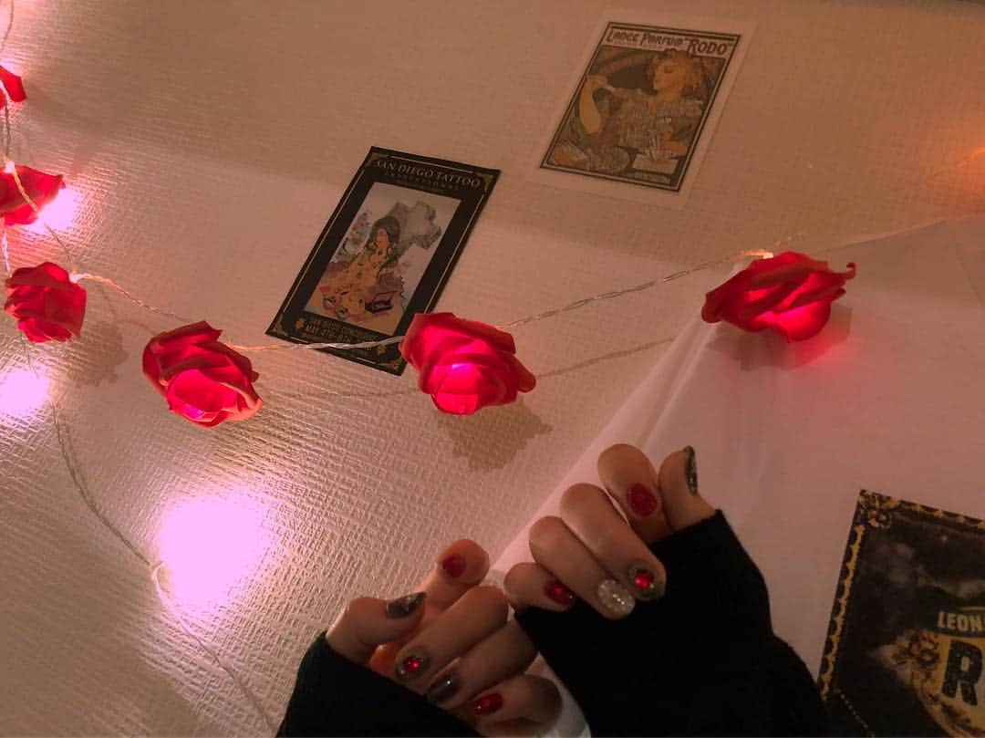 莉奈さんのインスタグラム写真 - (莉奈Instagram)「部屋の壁と、今のネイル🌹❤︎﻿﻿ ﻿﻿ #myroom #nails #cocotte #harajuku #rose #cross #tokyo #ネイル #薔薇 #クロス #仮面」3月26日 23時21分 - rinascollage