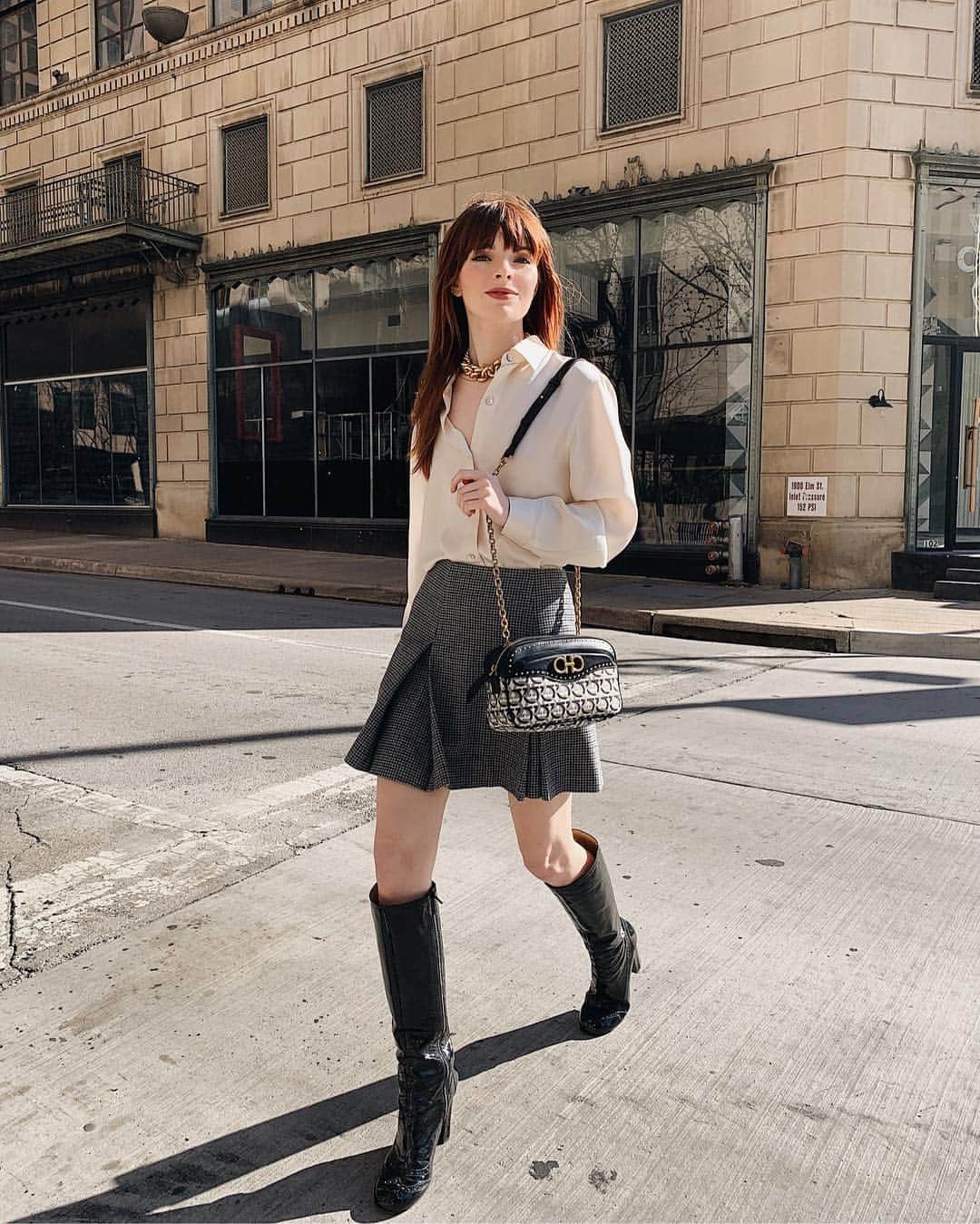 ジェーン・アルドリッジのインスタグラム：「Cruel Intentions mood 😌🙌 in @marcjacobs skirt and new gorgeous @ferragamo #gancini bag!」
