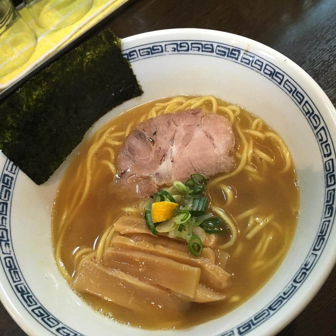 佐伯日菜子さんのインスタグラム写真 - (佐伯日菜子Instagram)「久しぶりに#麺スタグラム 。 #渋谷 #はやし  #ラーメン百名店 にも選ばれたこのお店、カウンターのみの店内は静かにラーメンと向き合うべく心地よい緊張感とストイシズムに溢れている。 長い行列に並び15分ほど待ち、ラーメン、味玉ラーメン、焼豚ラーメンの三択（の女王。） はじめまして。のお店なので挨拶がわりに素材の良さを味わうべくラーメン一択。 ともするとエグミが気になる#豚骨魚介 系だが中太麺にしっかりと絡む。アクセントの柚子の皮も実に良い香りづけとなっている。 メンマもシャキシャキの歯ごたえとしっかりとした味付け。 また焼豚が美味しい！次回は焼豚ラーメンにしようと心に決め、あっという間に完食。 高い満足度しかない珠玉の一杯。心からの「ご馳走さまでした。」とともに名残惜しく退店。 #麺スタグラマー  #佐伯日菜子  #noodles  #らーめん」3月26日 23時25分 - hinakosaeki
