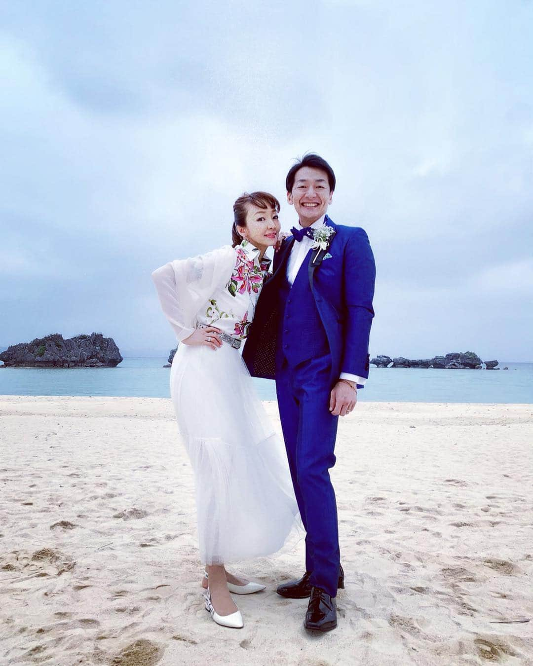 神田うのさんのインスタグラム写真 - (神田うのInstagram)「これで家族の結婚式はおしまいです。まだまだ先ですが次は娘の結婚式になるのかな。 娘も沖縄で結婚式したいとか言っています（笑） #姉弟  #弟#mybrother#新郎#神田伸一郎#ハマカーン#ハマカーン神田#沖縄#okinawa#アイネスヴィラノッツェ沖縄#アイネスヴィラノッツェ#einesvilladinozzeokinawa#素晴らしい#素敵なロケーション#シェーナドゥーノ#scenaduno 私は#かりゆしウェア」3月26日 23時35分 - unokandaofficial