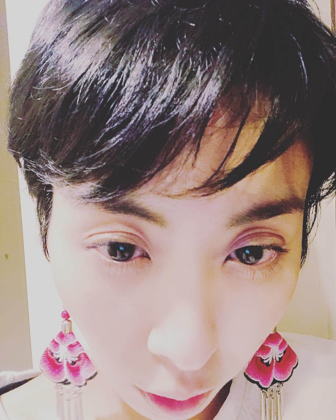 LOVEのインスタグラム：「2日間、あたるちゃんとみっちりリハするとこのやうな顔になる模様🎸  4/5東京はSOLD OUT！満員御礼🌸 3/29名古屋、3/30大阪も、「友達以上恋人未満」来てくださる予定の皆様はお急ぎくださいませ😊」