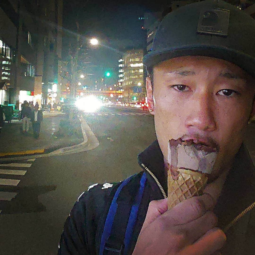 梅野源治のインスタグラム：「🍦最高🍦  @samuraikun_japan さんにプレゼントしていただいた @carharttwip_jpのキャップ  #甘いものは正義」